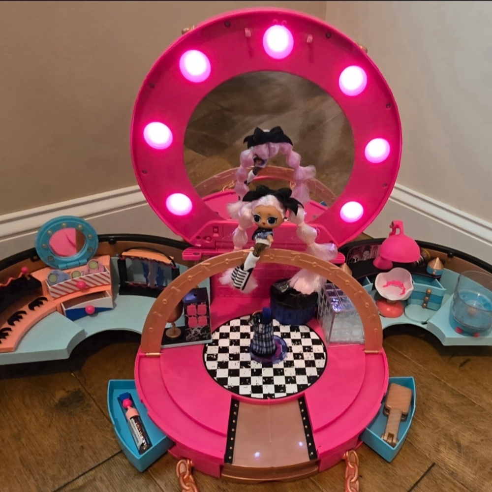 L.O.L. Surprise! Pink and Black Doll Stage with Light-Up Mirror